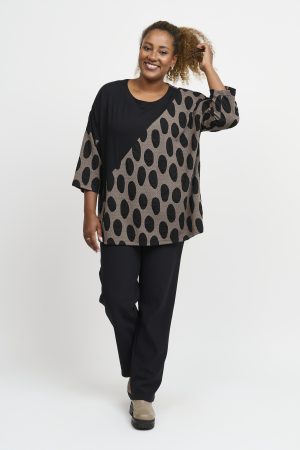 Our model is wearing Pont Neuf Jamina block top in taupe for Froxx CLothing plus sizes