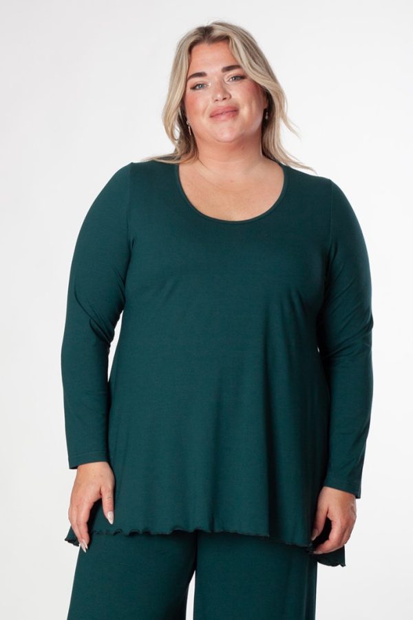 OUr model is wearing Exelle Saskatol jersey tee in forest green for Froxx Clothing plus sizes